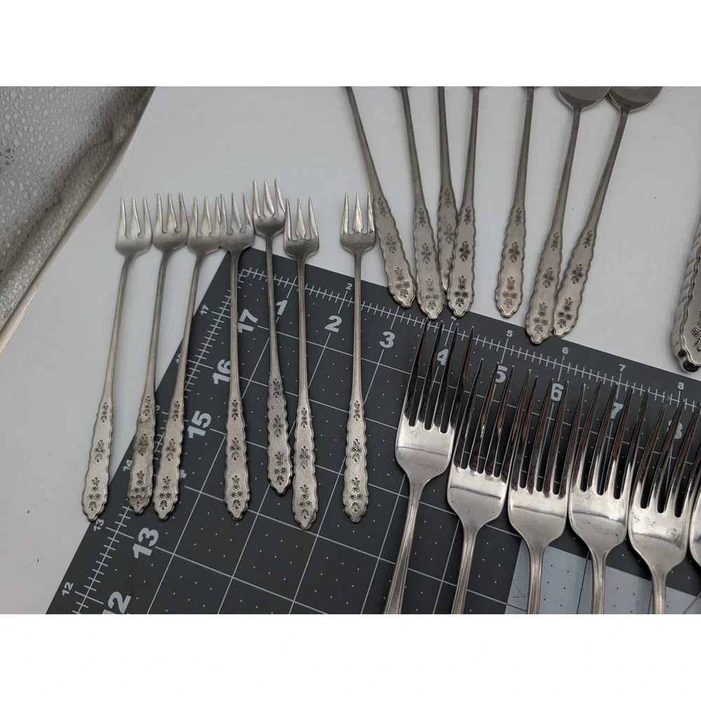 Oneida Flatware Silver Distinction Deluxe Stainless Floral Bouquet 49 Piece Set